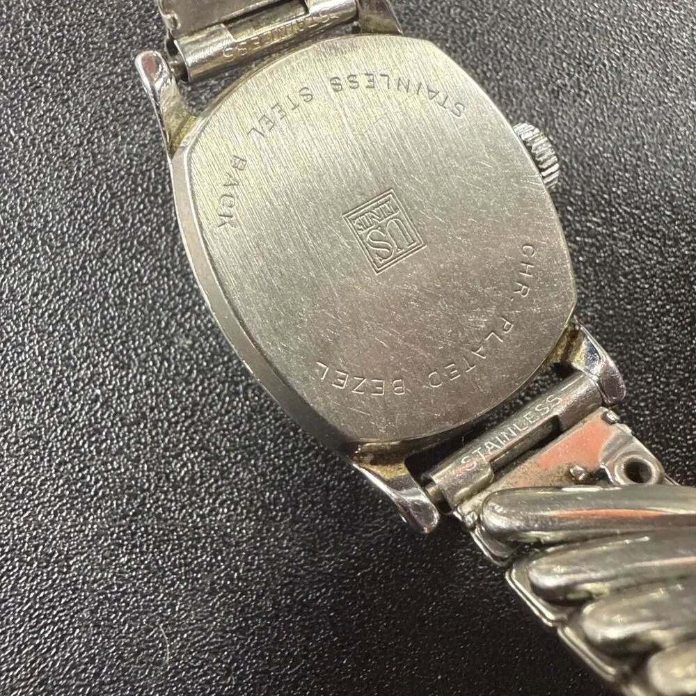 VINTAGE 1960's WORKING SNOW WHITE WIND UP WATCH TIME PIECE WITH BAND